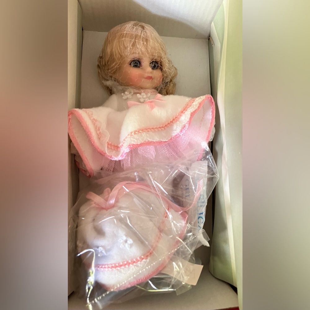 NEW in box, Marie Osmond Adora January Calendar Girl Doll Hand #  571, 6 inch